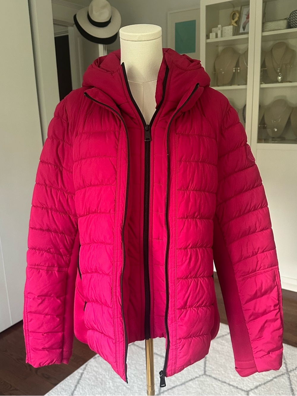 Bernardo Hooded Quilted Water Repellant Jacket in rosewood